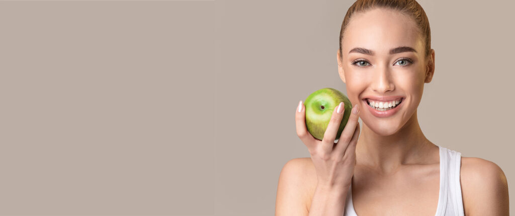 Zahnaesthetik Frau mit Apfel