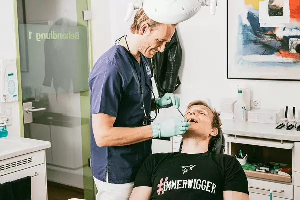 Zahnarztpraxis-Koeln-Dr.-Langenbach-Behandlung-Hockeyspieler