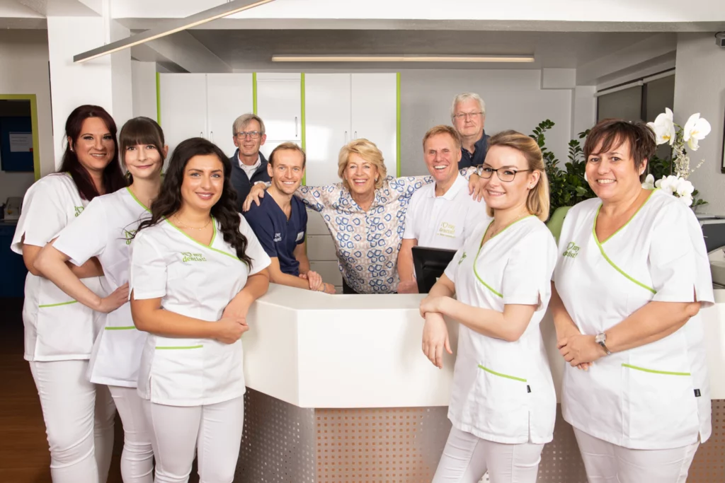Das Team der Zahnarztpraxis Dr. Langenbach in Köln am Empfangstresen
