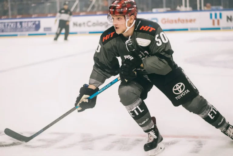Ein Spieler der Kölner Haie auf dem Eis bei einem Eishockey Spiel