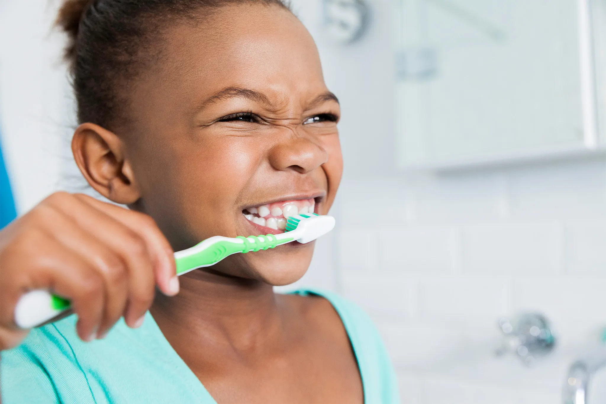 Kind, welches freudig die Zähne putzt