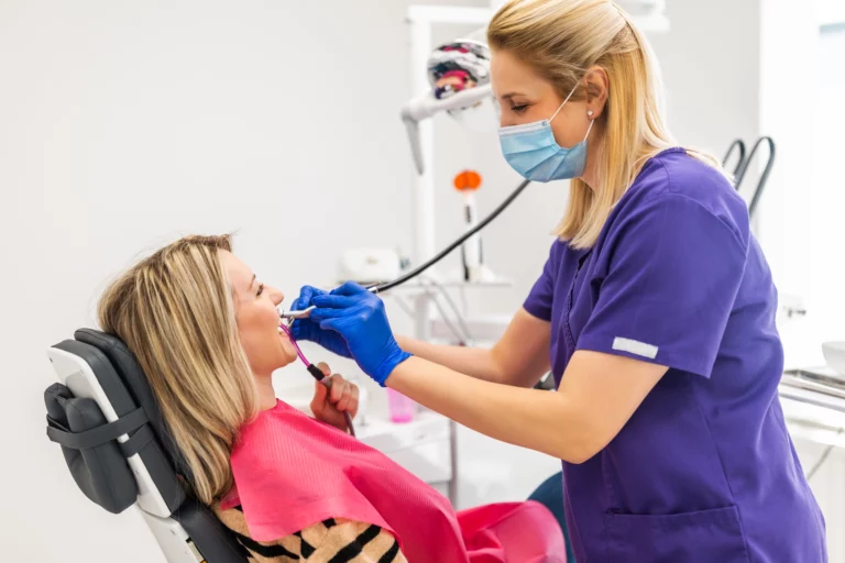 Eine Zahnärztin behandelt ihre Patientin.