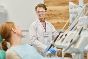 Eine Zahnärztin lächelt ihre Patientin an.